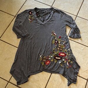 Soft Surrounding floral lines top SZ small